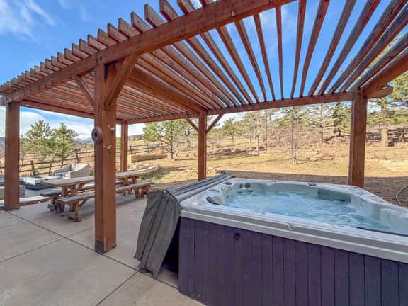 Lyons Luxury Haven/Hot Tub + Golf Cart - Image 3